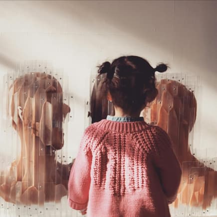 Museen begeistern Klein und Groß. Ein Mädchen guckt sich ein Kunstwerk an.