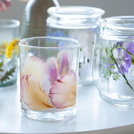 Windlichter aus gepressten Blüten: ein mega Trend, der nicht schwer nachzumachen ist. Windlichter aus gepressten Blüten: ein mega Trend, der nicht schwer nachzumachen ist.