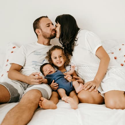 Sex neben dem Baby sollte man lieber nicht haben. Vierköpfige Familie zusammen im Bett.