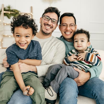 Zwei Väter, zwei adoptierte Kinder Zwei Väter, zwei adoptierte Kinder