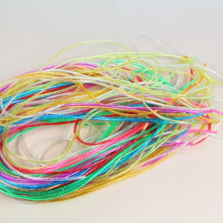 Die Scoubidou-Bändern feiern ein Comeback. Scoubidou Bänder