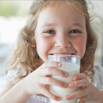 Mandeldrink ist bei vielen Kindern beliebt. Ein Mädchen liebt Mandeldrink.