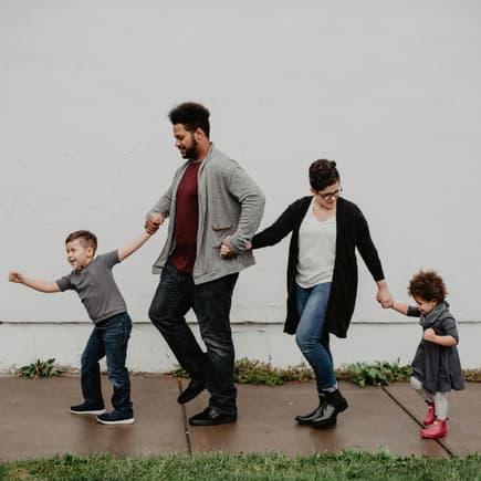 Die Kindergeld-Auszahlungstermine variieren. Vierköpfige Familie