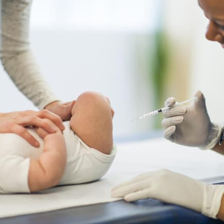 Das Baby impfen lassen trotz Erkältung – geht das? Ein Baby wird vom Kinderarzt geimpft.