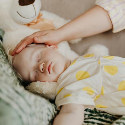 Schlafende Kinder alleine lassen? Schlafendes Kleinkind.