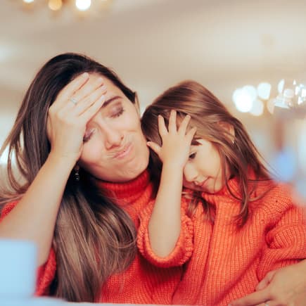 Oh, oh, vergessen, wie peinlich! Mutter und Tochter halten sich die Hand an die Stirn.