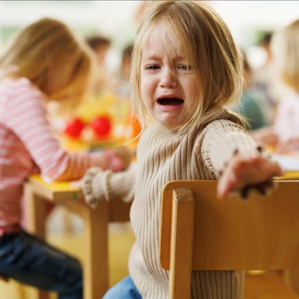 Weint ein Kind, bekommt das im Zweifel keiner mit. Kind in der Kita weint.