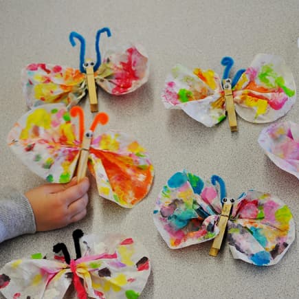 Schmetterlinge basteln: endlich Farbe im Zimmer! Bunte Schmetterlinge aus Wäscheklammern
