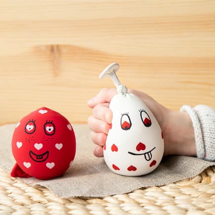 Stressbälle kann man kinderleicht selber machen. Kinderhand und zwei selbst gemachte Stressbälle.