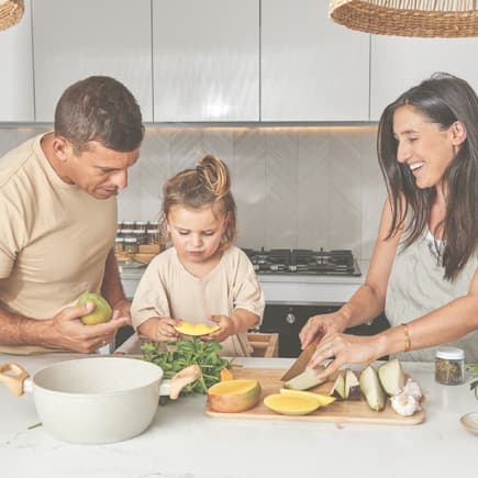 Frische Lebensmittel bringen Freude! Familie bereitet gemeinsam Essen vor.