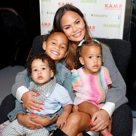 Chrissy Teigen und drei ihrer Kinder Chrissy Teigen und drei ihrer Kinder