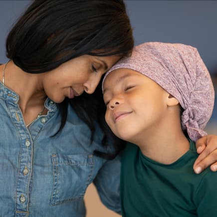 Es kann so erleichternd sein, wenn man etwas nicht tun muss. Liebevolle Mutter mit glücklichem Kind.