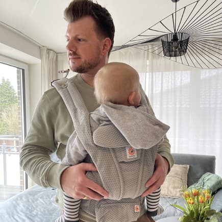 Die neue Babytrage "Omni Deluxe" aus Meshgewebe von Ergobaby erhält im Test volle Punktzahl. Die neue Babytrage "Omni Deluxe" aus Meshgewebe von Ergobaby erhält im Test volle Punktzahl.