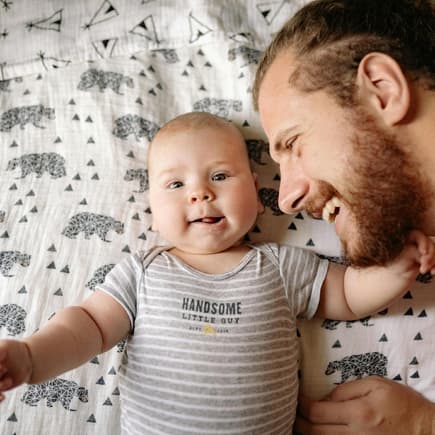 Bestimmte Dinge können nur vom Vater an das Kind vererbt werden. Ein Vater kuschelt mit seinem neugeborenen Baby.