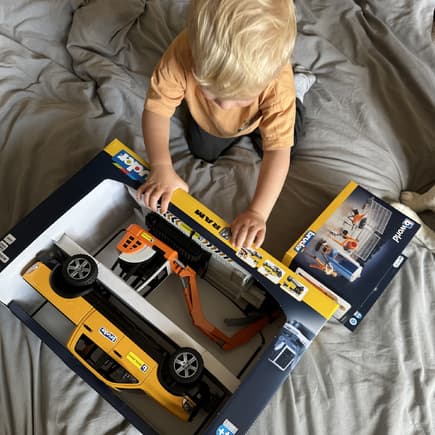 Victorias Sohn packt das Paket von Bruder Spielwaren aus. Victorias Sohn packt das Paket von Bruder Spielwaren aus.