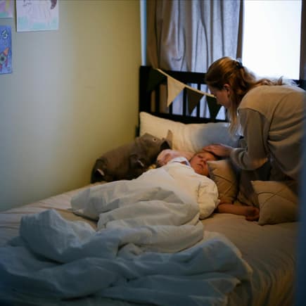 Mutter mit fiebrigem Kind. Mutter mit fiebrigem Kind.