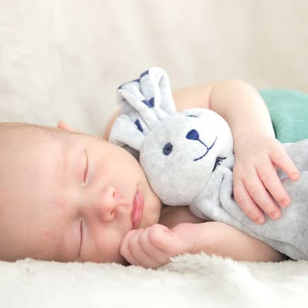 So ein kuscheliges Schnuffeltuch hilft vielen Babys beim Schlafen. Schlafendes Baby mit Schnuffeltuch.