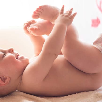 Feuchttücher kann man sehr unkompliziert selber machen. Baby wird beim Wickeln mit dem Feuchttuch abgewischt.