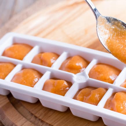 In Eiswürfelbehältern kann man Babybrei prima einfrieren. Babybrei in Eiswürfelbehälter füllen.