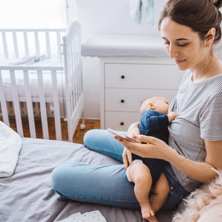 Ein kurzer Blick aufs Handy ist beim Stillen natürlich nicht schlimm, aber bitte nicht dauerhaft abgelenkt sein.