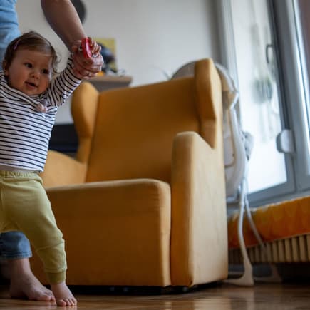 Gut gemeint, aber schlecht gemacht: So an die Hand genommen, lernen Babys nicht richtig laufen.