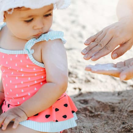Im Strandurlaub: Brauchen Babys da schon Sonnencreme – oder reicht Schatten und UV-Kleidung?