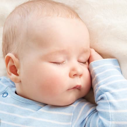 Gegen die schlaflosen Nächte können übermüdete Eltern etwas tun. Baby schläft.