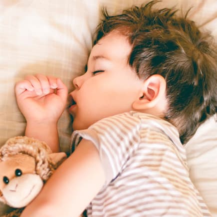 Ab wann ein Kind keinen Mittagsschlaf mehr braucht, ist sehr unterschiedlich. Schlafendes Kleinkind.