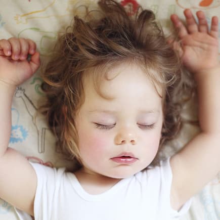 Das Schlafbedürfnis des Kindes wechselt in den ersten Jahren ständig. Schlafendes Kleinkind.