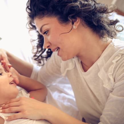 Viele Kinder wollen morgens und nach dem Mittagsschlaf von ihren Eltern beim Aufwachen begleitet werden.