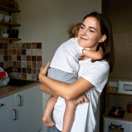Eine Kinderumarmung entschädigt für jede verpasste Party. Mama und Kleinkind umarmen sich.