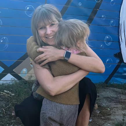 "Ich bin ja nicht ganz alleine, sondern getrennt erziehend", Jennifer wird bei der Erziehung ihrer kleinen Tochter vom Co-Vater unterstützt. Mutter umarmt ihr Kind.