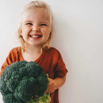 Lieber Broccoli als Bratwurst!? Manche Kinder wollen partout kein Fleisch essen, auch in jungen Jahren schon.