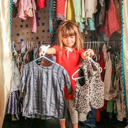 Modegeschmäcker können manchmal eben verschieden sein ... Kind sucht sich Kleidung aus dem Kleiderschrank selbst aus.