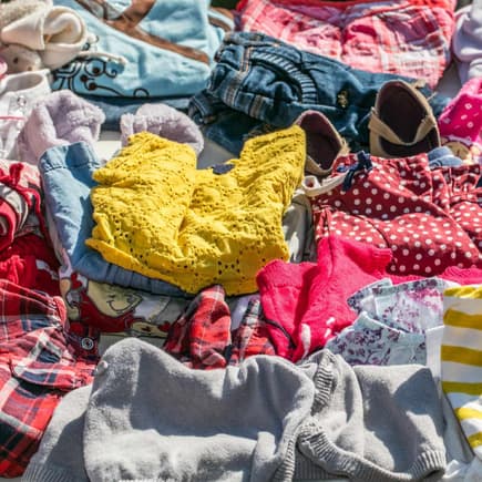 Auf dem Flohmarkt die alten Kinderklamotten loswerden? Super Sache! Nur leider wird man nie ALLES los ...