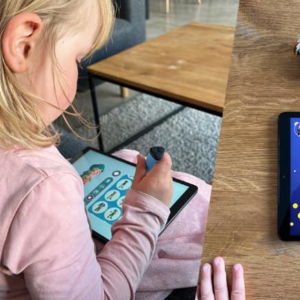 Mara (4) übt mit der Füchsin "Mika" die Silbentrennung.