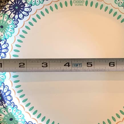 So groß wie dieser Teller ist die Wunde in der Gebärmutter nach der Geburt. Pappteller mit Maßband