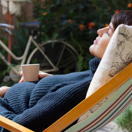 Tee für Schwangere ist perfekt, um ein wenig zu entspannen. Schwangere entspannt mit einer Tasse Tee.