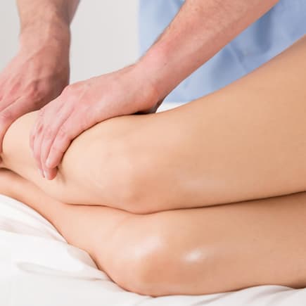 Wenn die Beine schwer werden, kann eine Lymphdrainage in der Schwangerschaft helfen. Beinmassage