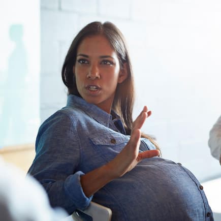 Sensibles Thema: Außerhalb des engsten Freundes- und Familienkreises steht es uns nicht zu, werdende Mamas (oder Papas) zu fragen, wie lange es gedauert hat schwanger zu werden. Schwangere Frau erzählt in der Runde.