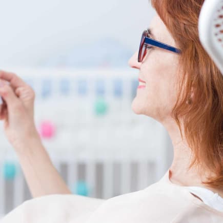 Eine Frau in den USA ist mit Mitte 50 noch mal schwanger, mit ihrem eigenen Enkel (Symbolbild).