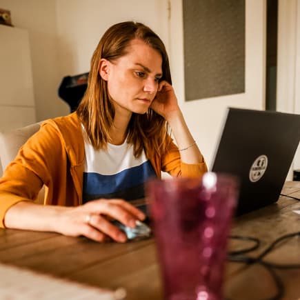 Unsere Autorin Silke hat sich in der Elternzeit selbstständig gemacht und verrät hier ihre persönlichen Tipps. Mutter am Laptop.