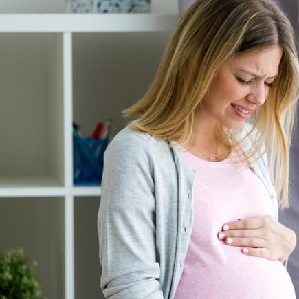 Sodbrennen in der Schwangerschaft kann sehr unangenehm sein. Schwangere Frau hat Bauchschmerzen