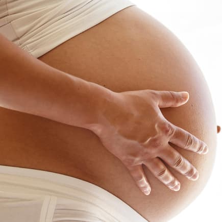 Schwangerschaftsstreifen lassen sich leider nicht immer vermeiden. Schwangerer Bauch.