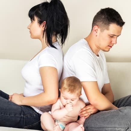 Babys sind oft eine Belastungsprobe für die Beziehung junger Eltern. Genervte Eltern mit Baby.