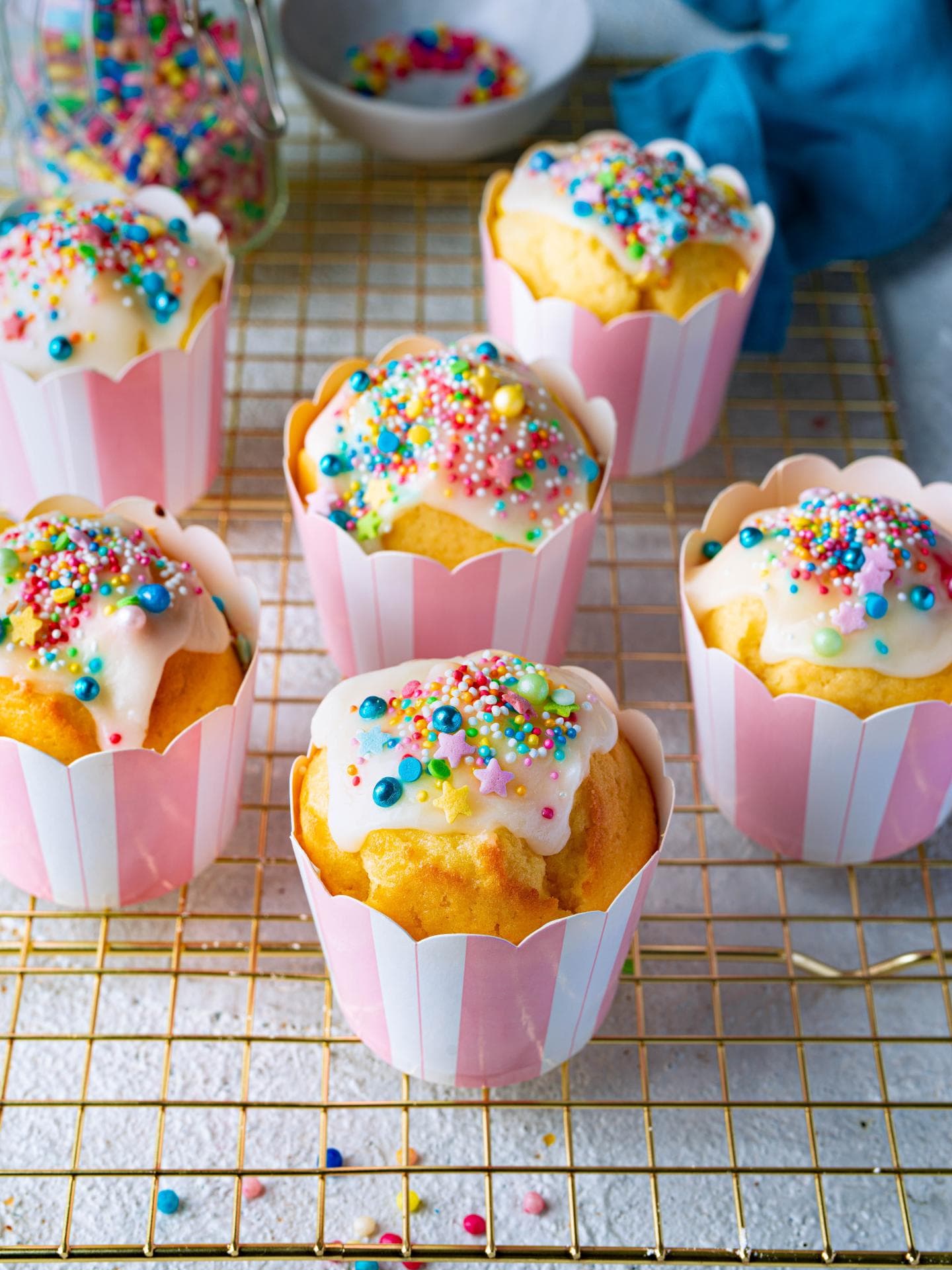 Mit essbaren Perlen bunt verziert, werden daraus Konfetti-Fantakuchen-Muffins. Fantakuchen-Muffins sind mit essbaren Perlen bunt verziert.