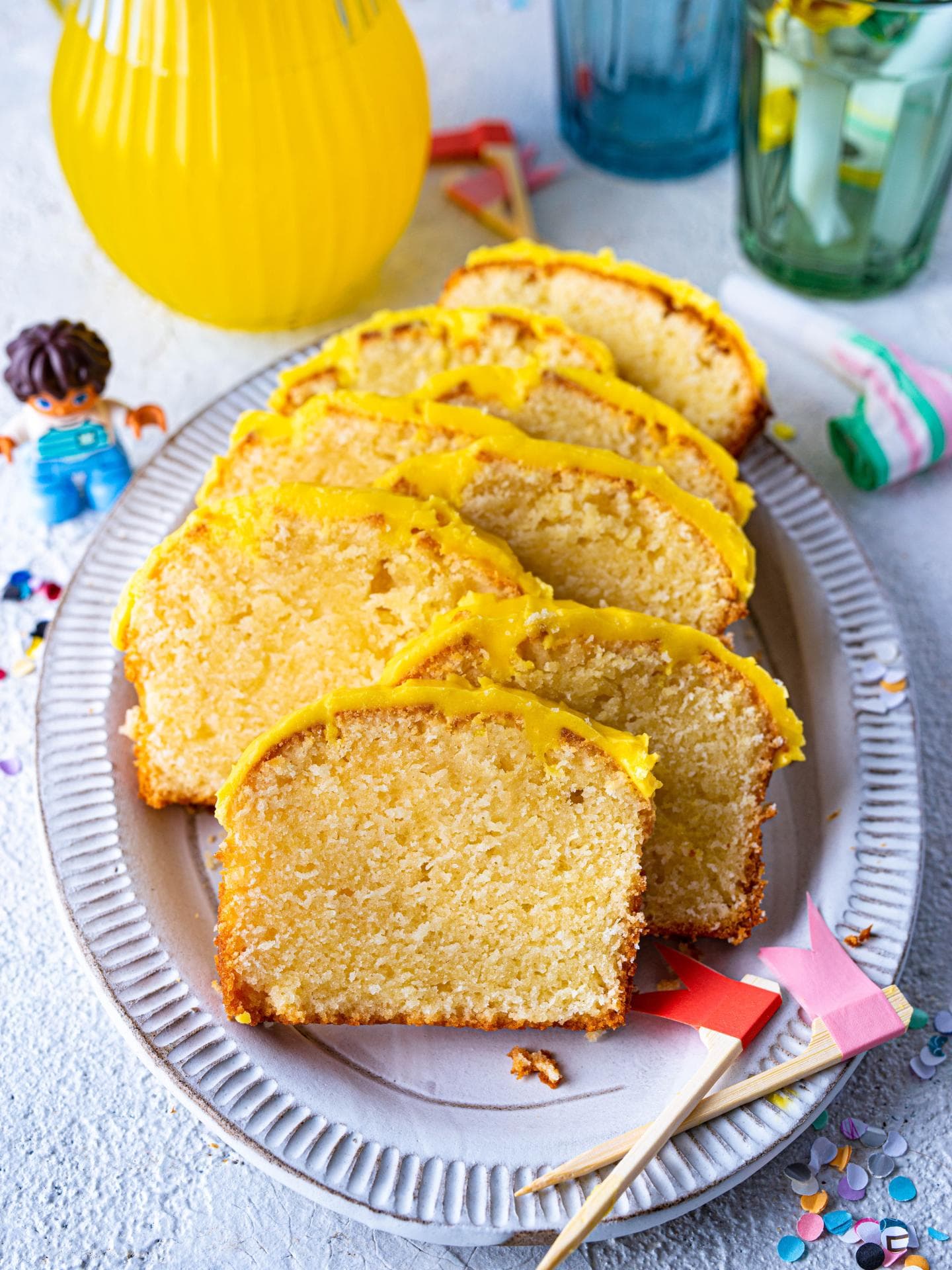 Ist der Tassen-Fantakuchen aufgeschnitten, sieht man wie saftig er ist. Der Tassen-Fantakuchen liegt aufgeschnitten auf einem Teller.