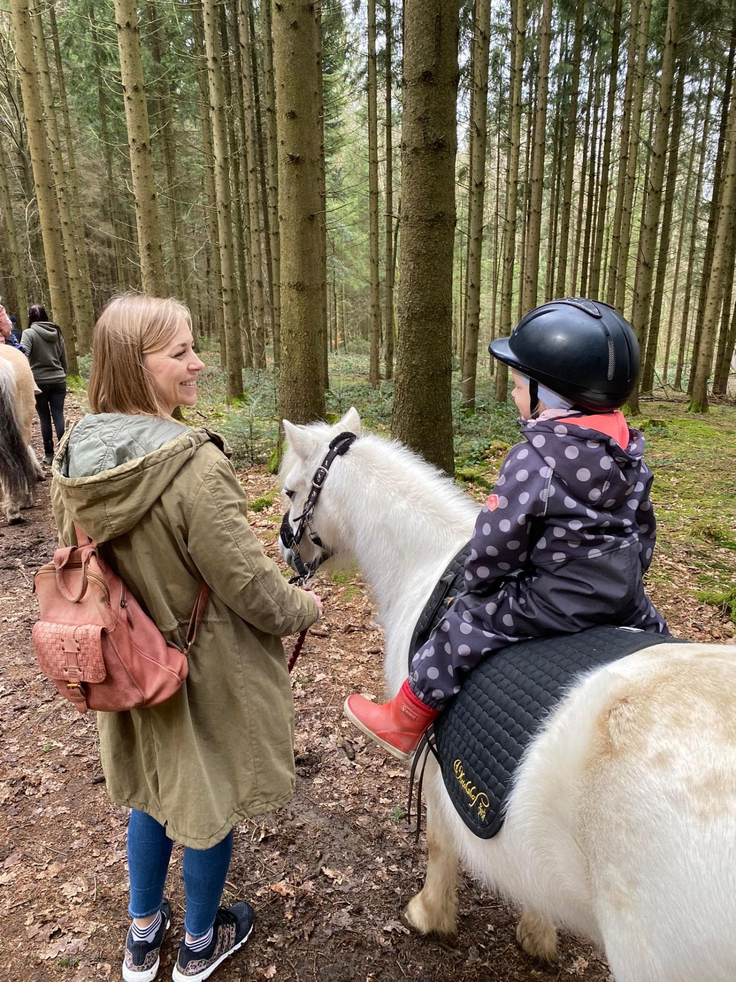 Mutter und Tochter beim Ponyreiten im Bayerischen Wald Mutter und Tochter beim Ponyreiten im Bayerischen Wald