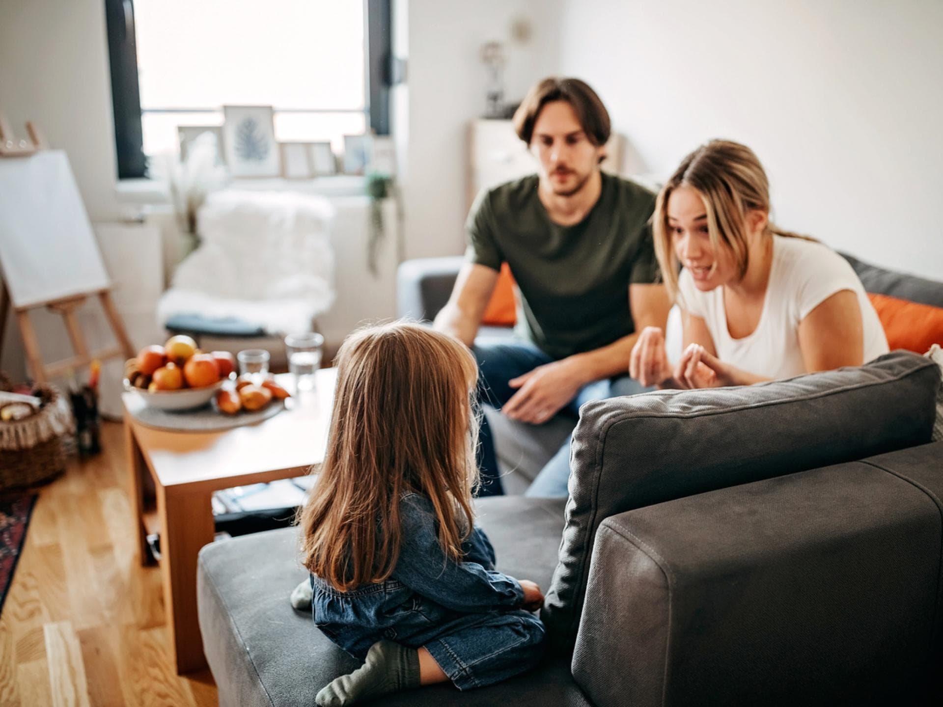 Auch nach der Trennung ist gute Kommunikation enorm wichtig. Eltern sprechen eindringlich mit Kind.