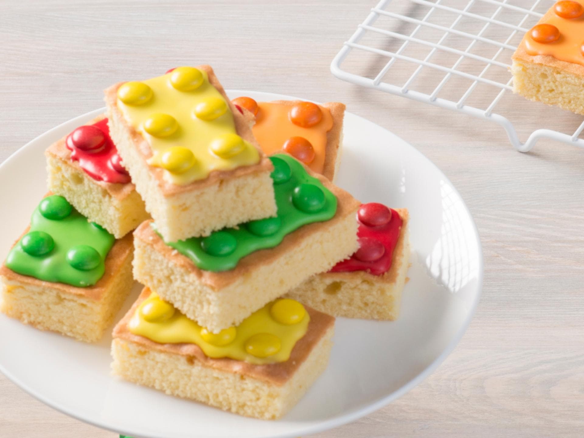 Dieser Fantakuchen ist als Lego-Bauklotz verziert. Dieser Fantakuchen ist als Lego-Bauklotz verziert.